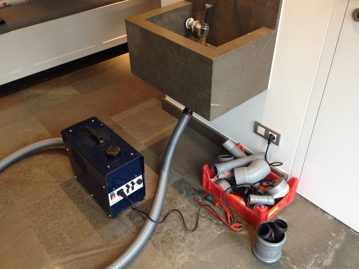 Générateur de fumée raccordé au réseau, à l'intérieur d'un bâtiment.