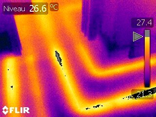 Image thermique : le tracé de conduites chaudes encastrées apparaît en clair à travers la chape.